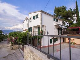 Spacious Apartment in Slatine With Terrace