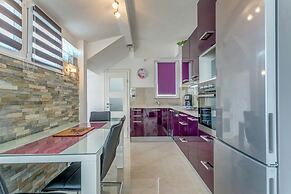 Modern Apartment in Arbanija with Hot Tub