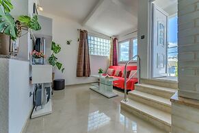 Modern Apartment in Arbanija with Hot Tub