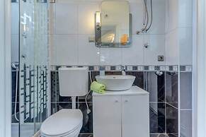 Modern Apartment in Arbanija with Hot Tub