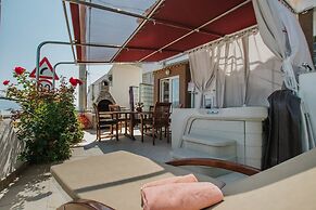 Modern Apartment in Arbanija with Hot Tub