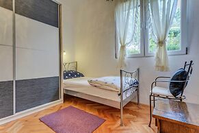 Modern Apartment in Arbanija with Hot Tub