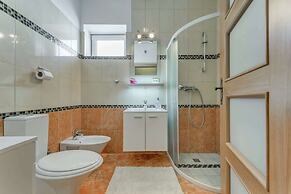 Modern Apartment in Arbanija with Hot Tub