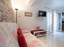 Holiday Apartment With a Private Terrace & Hot Tub, Near the Beach