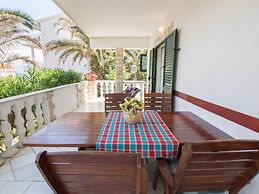 Holiday Apartment With a Private Terrace & Hot Tub, Near the Beach