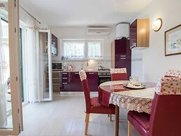 Holiday Apartment With a Private Terrace & Hot Tub, Near the Beach