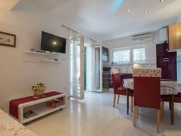 Holiday Apartment With a Private Terrace & Hot Tub, Near the Beach