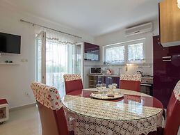 Holiday Apartment With a Private Terrace & Hot Tub, Near the Beach