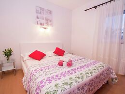 Holiday Apartment With a Private Terrace & Hot Tub, Near the Beach