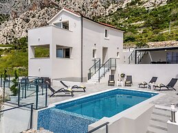 Stunning Villa in Drasnice With Private Pool