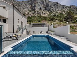 Stunning Villa in Drasnice With Private Pool