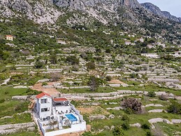 Stunning Villa in Drasnice With Private Pool