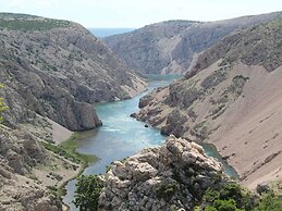 Cozy Coastal Retreat in Zadar