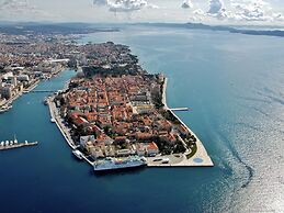 Peaceful Retreat With Pool & Charm