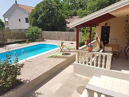 Peaceful Retreat With Pool & Charm