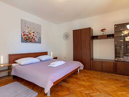 Peaceful Retreat With Pool & Charm