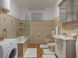 Peaceful Retreat With Pool & Charm