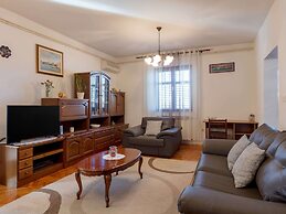 Peaceful Retreat With Pool & Charm