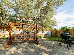 Peaceful Retreat With Pool & Charm