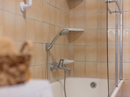 Peaceful Retreat With Pool & Charm