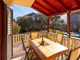 Peaceful Retreat With Pool & Charm