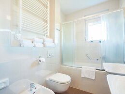 Modern Newly Built Apartment, Geat Location, Private Parking Space, Wi