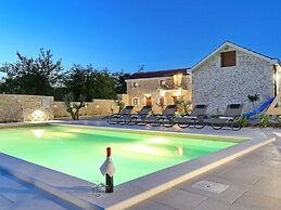 Spacious Villa in Prkos With Private Swimming Pool