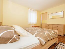 Spacious Holiday Home in Pakoštane near Sea