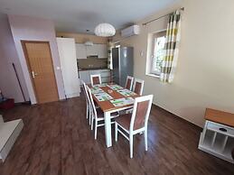 Spacious Holiday Home in Pakoštane near Sea