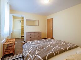 Spacious Holiday Home in Pakoštane near Sea