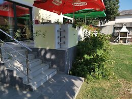 Spacious Holiday Home in Pakoštane near Sea