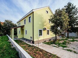 Spacious Holiday Home in Pakoštane near Sea