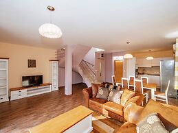 Spacious Holiday Home in Pakoštane near Sea