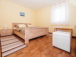 Spacious Holiday Home in Pakoštane near Sea