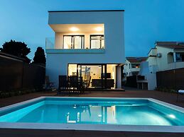 Luxury Villa With Private Pool, Great sea View, Near the Beach