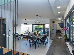 Luxury Villa With Private Pool, Great sea View, Near the Beach