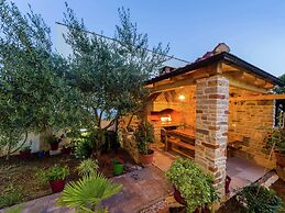 New Luxury Apartment With Nice Garden and Barbecue in a Quiet Area, Wi