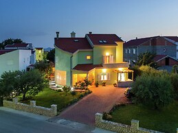 New Luxury Apartment With Nice Garden and Barbecue in a Quiet Area, Wi