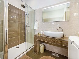 New Luxury Apartment With Nice Garden and Barbecue in a Quiet Area, Wi