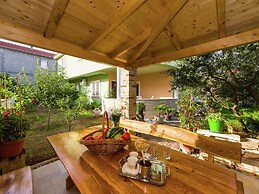 New Luxury Apartment With Nice Garden and Barbecue in a Quiet Area, Wi