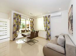 New Luxury Apartment With Nice Garden and Barbecue in a Quiet Area, Wi