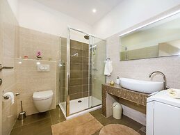 New Luxury Apartment With Nice Garden and Barbecue in a Quiet Area, Wi