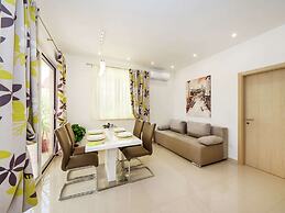 New Luxury Apartment With Nice Garden and Barbecue in a Quiet Area, Wi