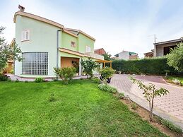 New Luxury Apartment With Nice Garden and Barbecue in a Quiet Area, Wi