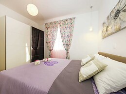 New Luxury Apartment With Nice Garden and Barbecue in a Quiet Area, Wi