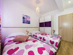 New Luxury Apartment With Nice Garden and Barbecue in a Quiet Area, Wi