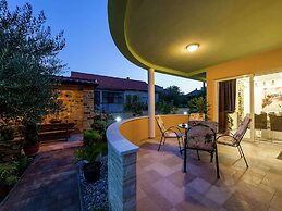 New Luxury Apartment With Nice Garden and Barbecue in a Quiet Area, Wi