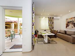 New Luxury Apartment With Nice Garden and Barbecue in a Quiet Area, Wi