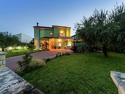 New Luxury Apartment With Nice Garden and Barbecue in a Quiet Area, Wi