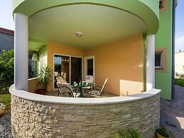 New Luxury Apartment With Nice Garden and Barbecue in a Quiet Area, Wi